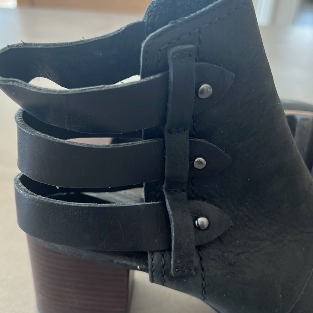 Gently worn someone’s Sorel zip up shoes in size 8 - Picture 6 of 7